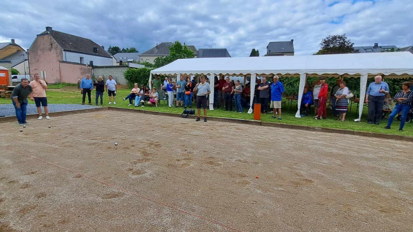 La première boule est lancée par Mrs Didier Laforge et Eric Hoffer